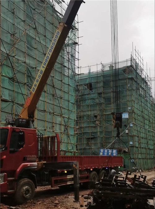 镇宁“慢工细活”—— 吊车的 “微动控制” 技术
